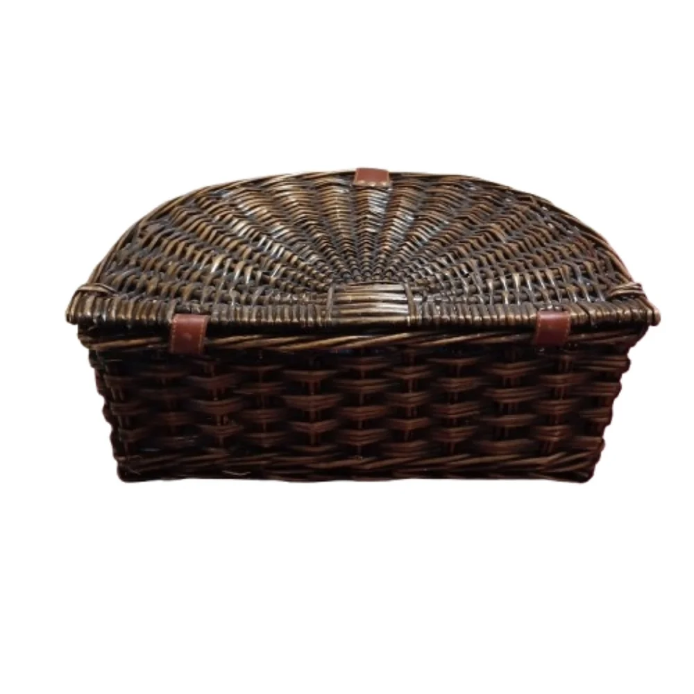 VINTAGE PICNIC BASKET Brown Classic Old Fashioned Outdoors Complete Set For Four